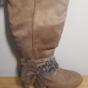 Piere Dumas size 7 1/2 never worn